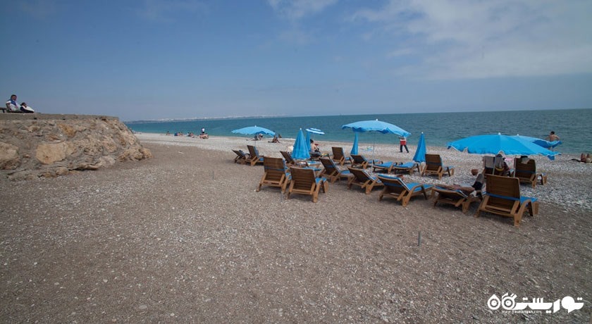 تخت های حمام آفتاب کنار ساحل 